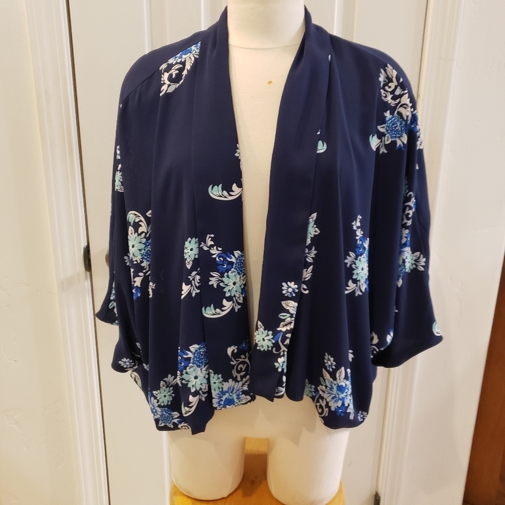 White House Black Market Size XS/S Floral Kimono Cardigan in Navy Blue